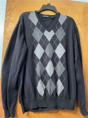 Van Heusen Men’s Black & Gray V-Neck Argyle Sweater